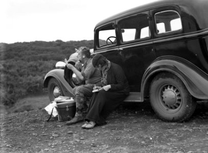 Fotograaf Willem van de Poll en de Duitse journaliste Anita Joachim op de treepl, Bestanddeelnr 190-0284