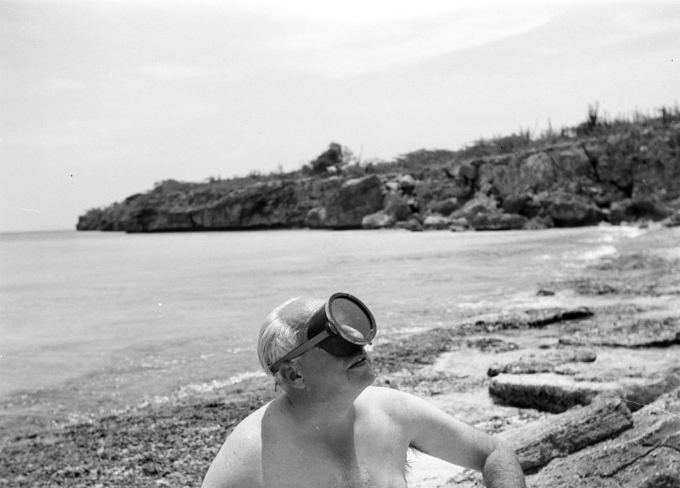 Fotograaf Willem van de Poll aan de Knipbaai op Curaçao, Bestanddeelnr 252-7472