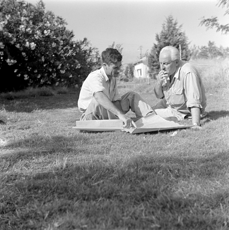Fotograaf Willem van de Poll (r) en een onbekende man, zittend op een gazon, Bestanddeelnr 255-0670
