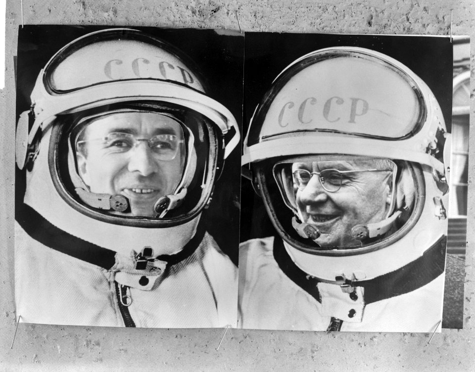 Fotomontage. Formateurs mr. Cals en prof. dr. Vondeling in ruimtepak n.a.v. bli, Bestanddeelnr 917-5910