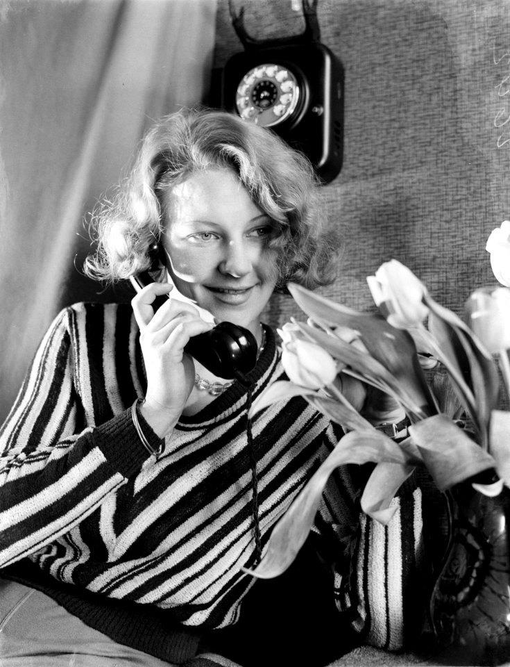 Fotomodel Eva Waldschmidt aan de telefoon, Bestanddeelnr 252-1108