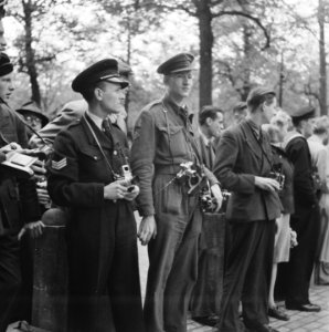 Fotografen, waarvan enkele in uniform op het Lange Voorhout, Bestanddeelnr 900-8900