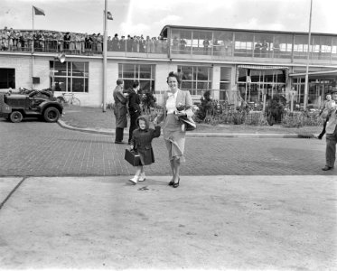 Fotoreportage van de aankomst van een vrouw met dochter op Schiphol, Bestanddeelnr 904-5957