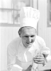 Fotomodel Grummels als kok van de KLM catering, Bestanddeelnr 255-8966