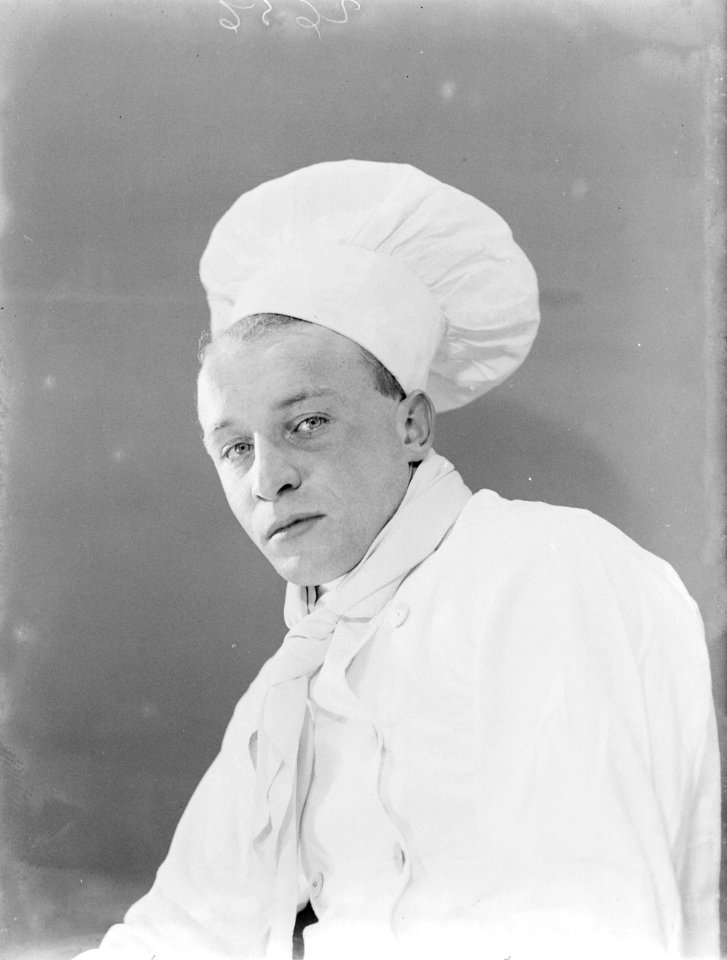 Fotomodel Grummels poseert als kok met koksmuts, Bestanddeelnr 252-1120