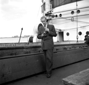 Fotograaf Van Haren aan boord van de ms. Nestor op weg naar Suriname, Bestanddeelnr 252-2092