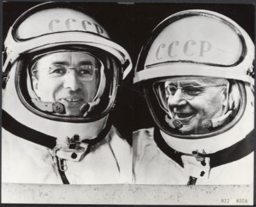 Fotomontage. Formateurs Cals (links) en Vondeling gemonteerd in Russische ruimte, Bestanddeelnr 022-0358