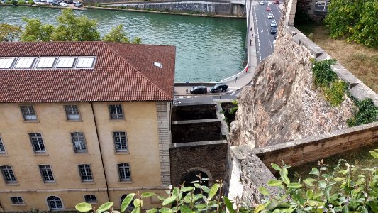 Fort Saint-Jean de Lyon - Rocher et fortifications côté Grenier d'abondance