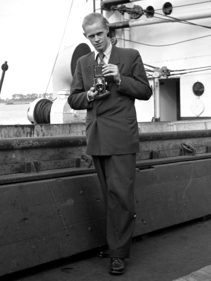 Fotograaf Van Haren aan boord van de ms. Nestor op weg naar Suriname, Bestanddeelnr 252-2092 (cropped)