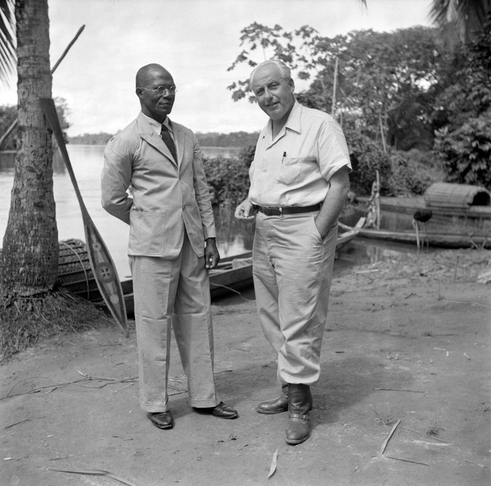Fotograaf Willem van de Poll met de heer Herman Leerdam (links), voorganger van , Bestanddeelnr 252-6741