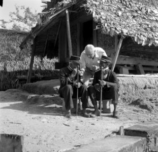 Fotograaf Willem van de Poll met twee kapiteins van het boslandcreooldorp Ganzee, Bestanddeelnr 252-5851