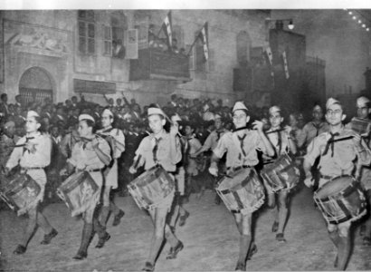 Foto van een foto me jongens met trommels bij een parade, Bestanddeelnr 254-3690
