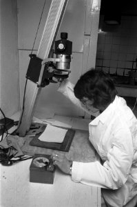 Foto-laborant aan het werk, Bestanddeelnr 927-0212