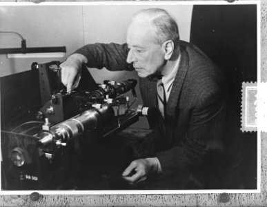 Foto Prof. Zernike (F) Groningen Nobelprijswinnaar, aan de arbeid, Bestanddeelnr 906-0834