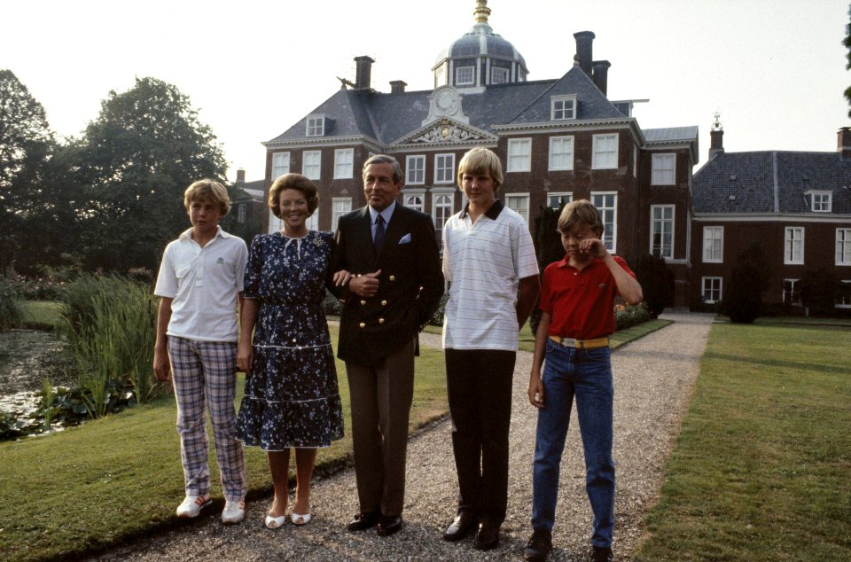 Foto uurtje Koninklijke Familie op Huis ten Bosch (iets achterbelicht), Bestanddeelnr 253-8805
