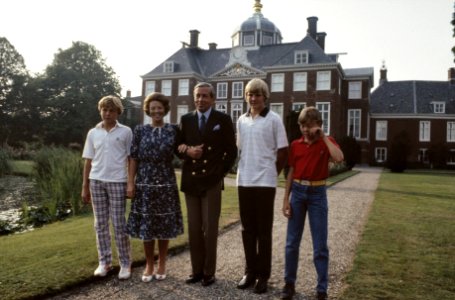 Foto uurtje Koninklijke Familie op Huis ten Bosch (iets achterbelicht), Bestanddeelnr 253-8805
