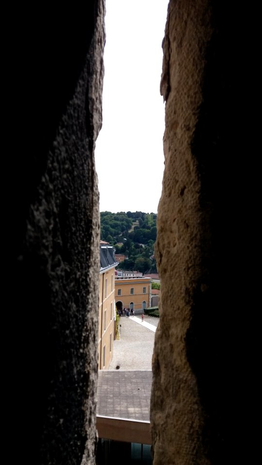 Fort Saint-Jean de Lyon - Vue sur l'entrée à travers une meurtrière