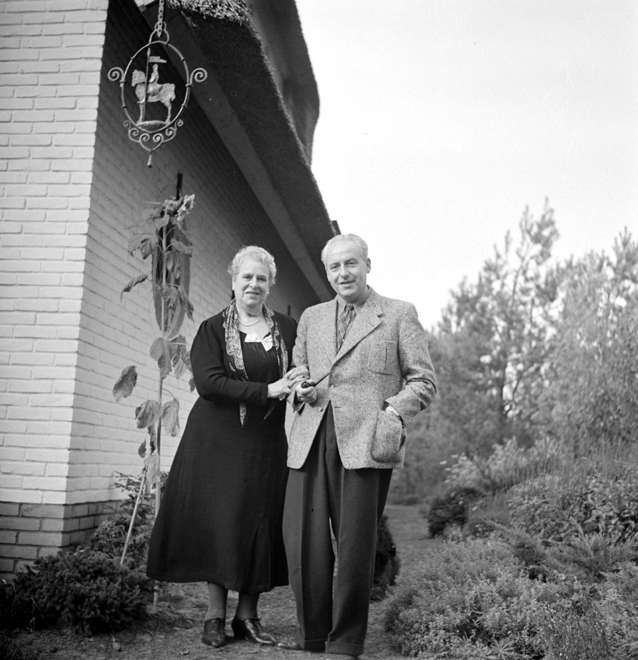 Fotograaf Van de Poll, waarschijnlijk met zijn moeder, bij een huis, Bestanddeelnr 191-1105
