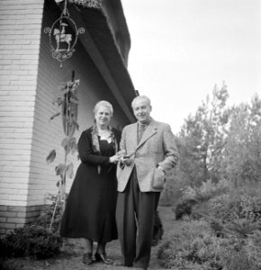Fotograaf Van de Poll, waarschijnlijk met zijn moeder, bij een huis, Bestanddeelnr 191-1105