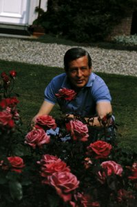 Foto uurtje Koninklijke Familie Prins Claus bij de rozen, Bestanddeelnr 253-8928