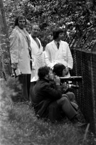 Fotografen in een poging leden van het elftal te fotograferen, Bestanddeelnr 925-6267