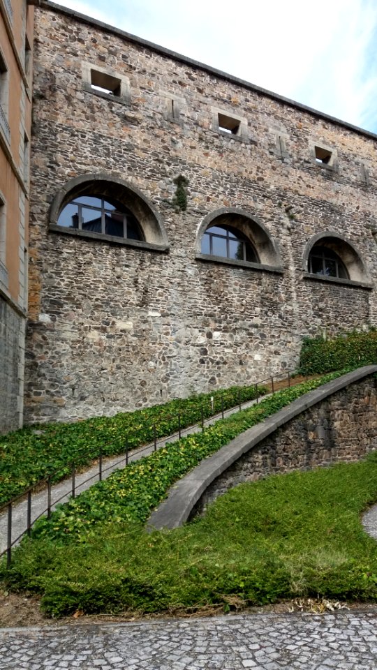 Fort Saint-Jean de Lyon - Bâtiment du 16e et accès au sommet