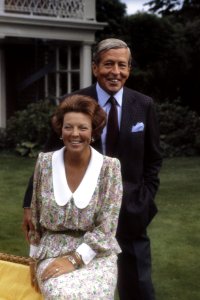 Foto uurtje Koninklijke Familie op Huis ten Bosch Koningin Beatrix en Prins Cl, Bestanddeelnr 253-8983