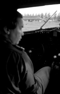 Foto genomen op een vliegveld vanuit cockpit van een vliegtuig. Links een piloo, Bestanddeelnr 2814