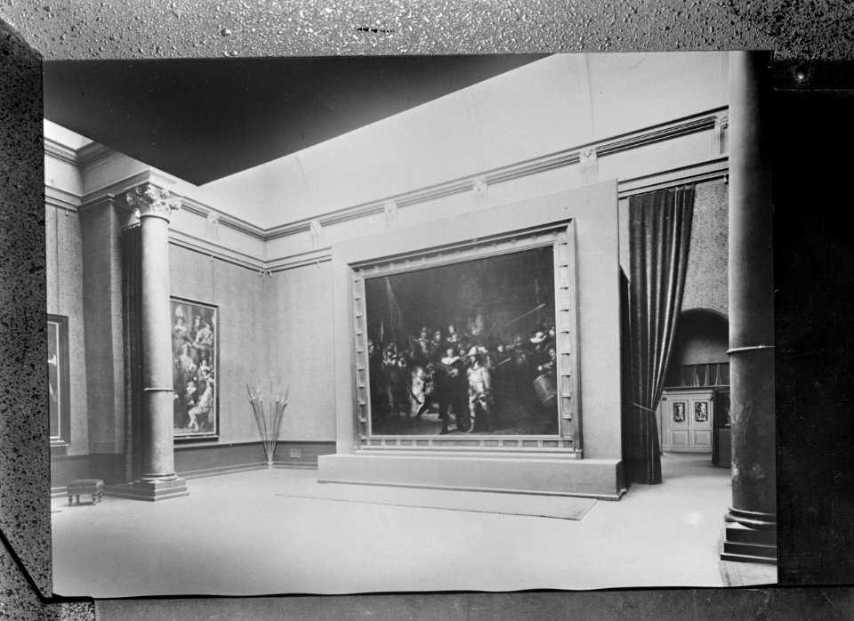 Foto van de Nachtwachtzaal in het Rijksmuseum, Bestanddeelnr 252-1626