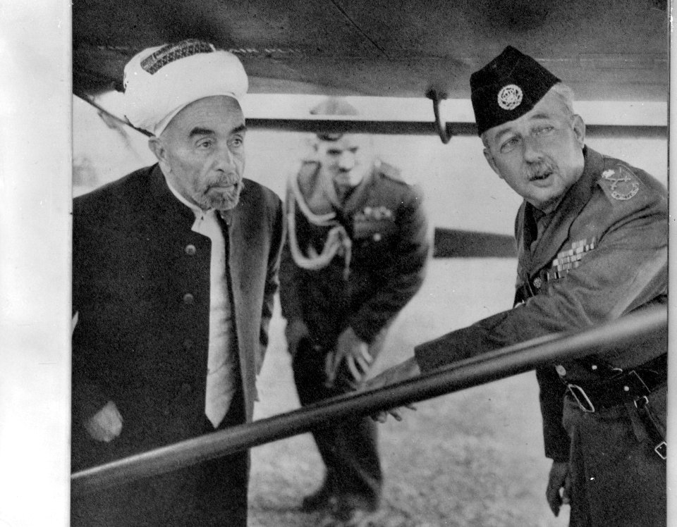 Foto van een foto van generaal John Bagot Glubb, Glubb Pasha en een minister in , Bestanddeelnr 254-3691