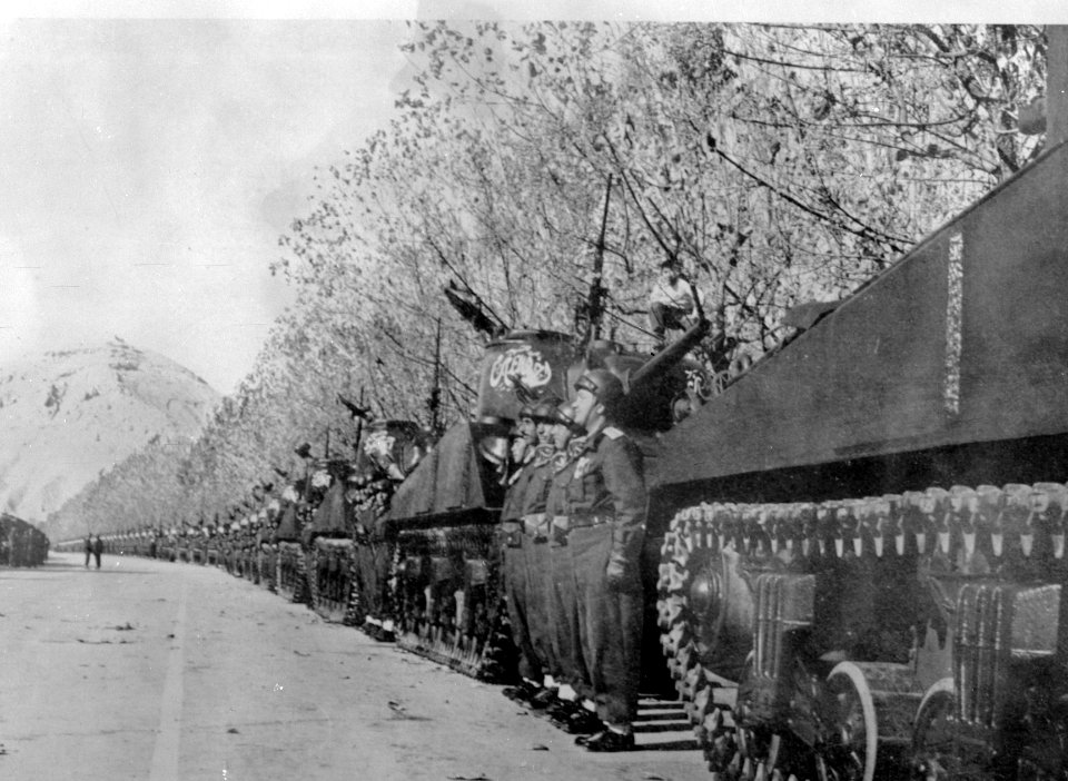 Foto van een foto van opgestelde pantserwagens bij een militaire parade, Bestanddeelnr 254-3687