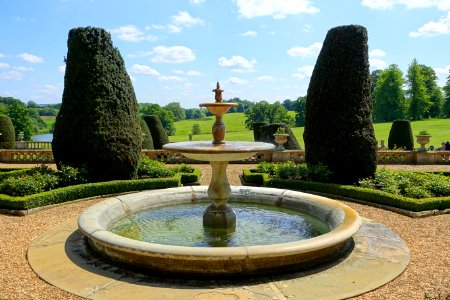 Fountain on the Terrace Gardens - Bowood House - Wiltshire, England - DSC00754