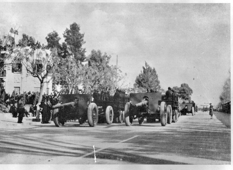Foto van een foto van artillerie bij een militaire parade, Bestanddeelnr 254-3688