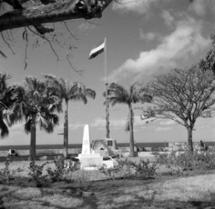 Fort Oranje in Oranjestad op Sint-Eustatius met de obelisk, in 1907 opgericht te, Bestanddeelnr 252-8304
