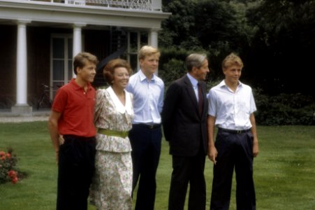 Foto uurtje Koninklijke Familie op Huis ten Bosch de gehele familie, Bestanddeelnr 253-8981