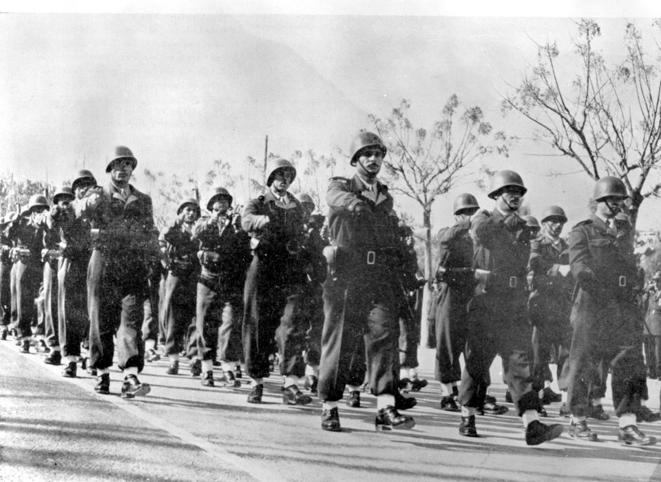 Foto van een foto van een parade van Syrische militairen, Bestanddeelnr 254-3685