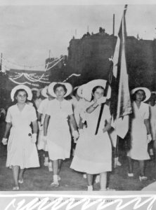 Foto van een afbeelding met vrouwen in optocht, Bestanddeelnr 254-3689