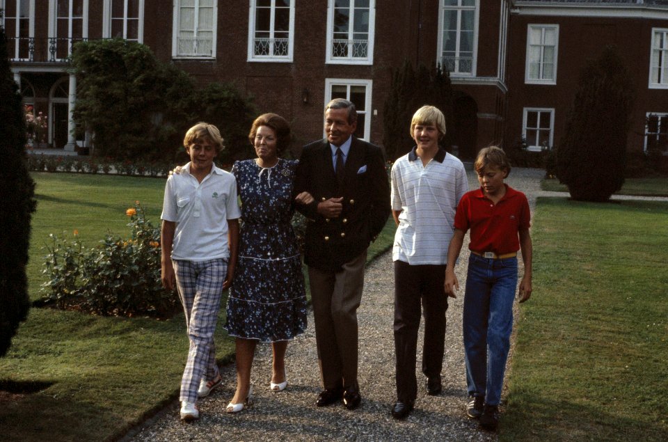 Foto uurtje Koninklijke Familie op Huis ten Bosch (iets achterbelicht), Bestanddeelnr 253-8804