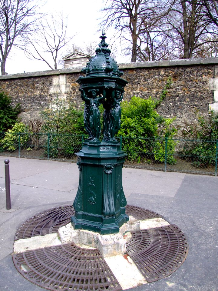 Fountain near Pere