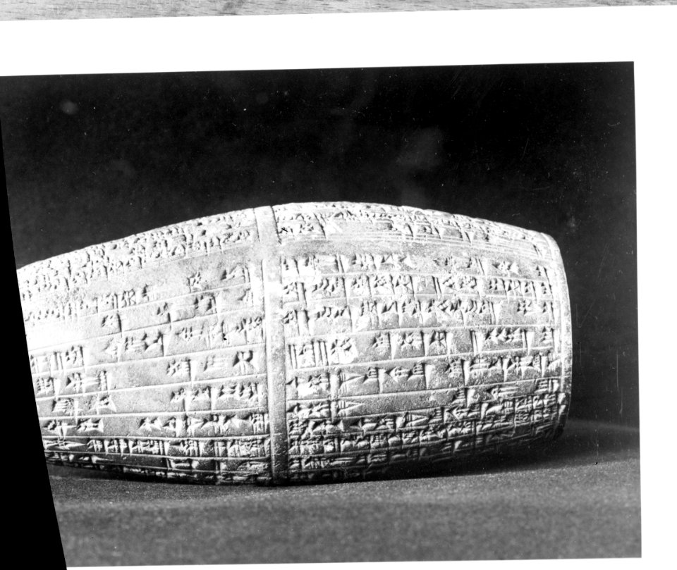 Foto van een rol met spijkerschrift, gemaakt bij Wolters in Groningen, Bestanddeelnr 252-1628