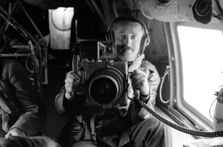 Fotograaf Anefo in vliegtuigcabine voor luchtopname, Bestanddeelnr 914-1986