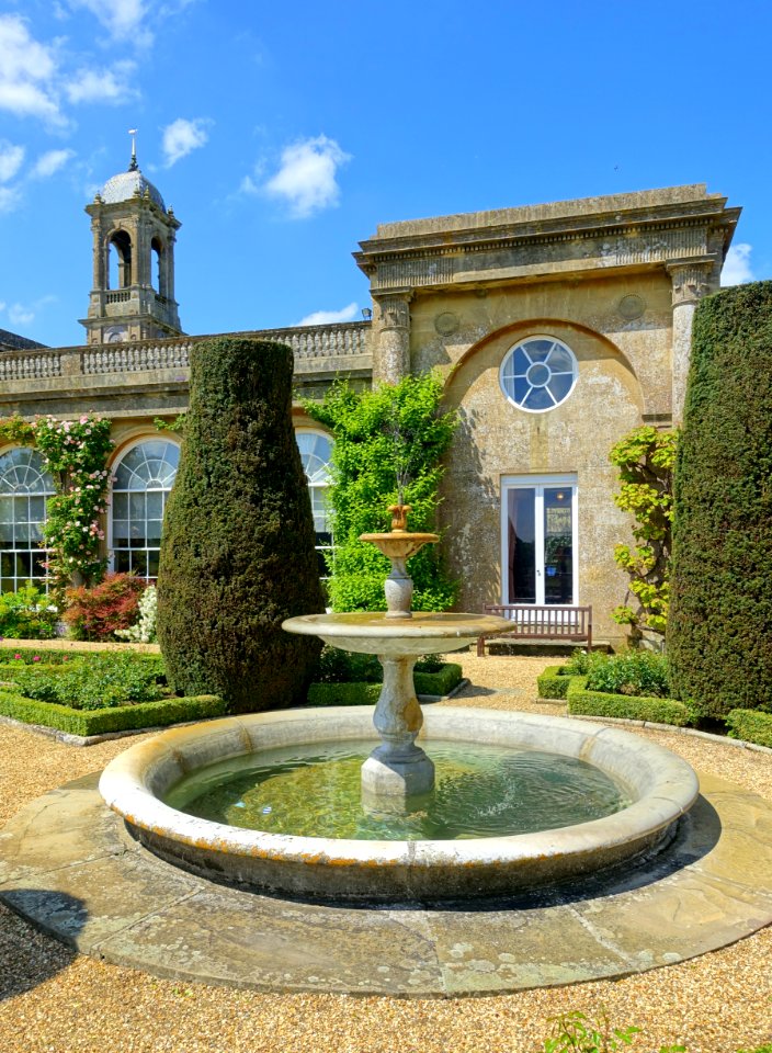 Fountain on the Terrace Gardens - Bowood House - Wiltshire, England - DSC00772
