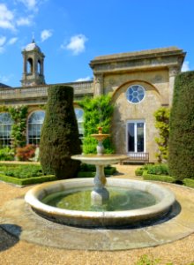 Fountain on the Terrace Gardens - Bowood House - Wiltshire, England - DSC00772