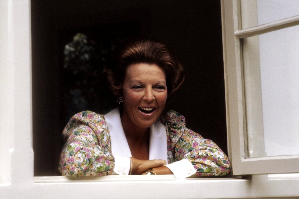 Foto uurtje Koninklijke Familie op Huis ten Bosch Koningin Beatrix in venster, Bestanddeelnr 253-8988