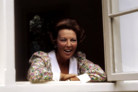 Foto uurtje Koninklijke Familie op Huis ten Bosch Koningin Beatrix in venster, Bestanddeelnr 253-8988