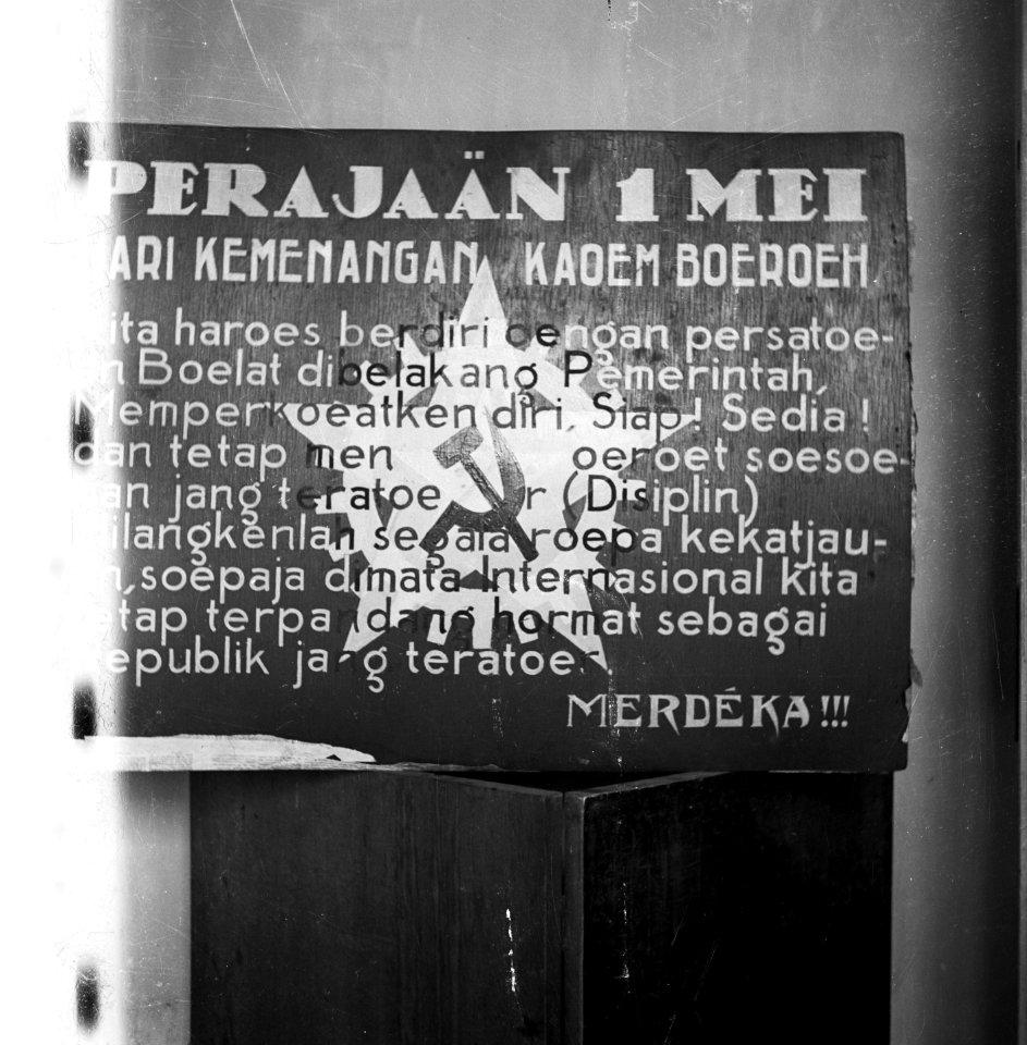 Foto van een poster met een afbeelding van hamer en sikkel en de tekst Perajaa, Bestanddeelnr 8350