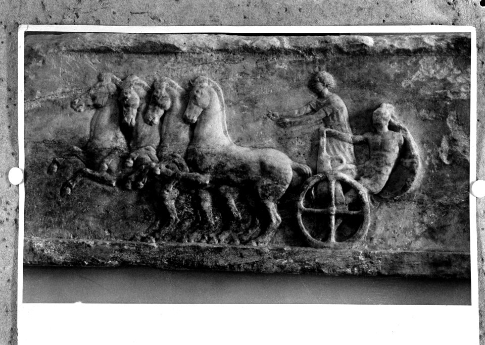 Foto van een reliëf van een vierspan op het fries van het Erechtheion op de Akro, Bestanddeelnr 254-5319