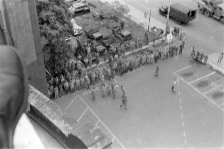 Foto genomen vanaf een hoog gebouw. Zicht op aangetreden militairen op een parke, Bestanddeelnr 109-6-4