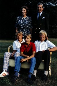 Foto uurtje Koninklijke Familie op Huis ten Bosch (iets achterbelicht), Bestanddeelnr 253-8806