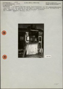 Foto 1 Hoge invoertrechter van een speculaasmachine opgesteld voor de gasoven …, Bestanddeelnr 256-3721